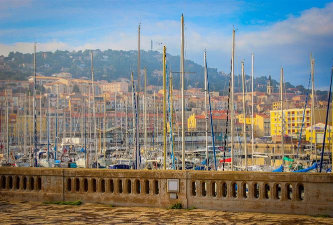 Port de Sète aux environs du Restaurant O'33 sud de la France