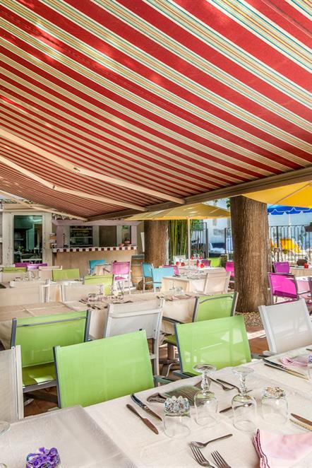 Table à manger sur la terrasse colorée du Restaurant O'33 dans l'Herault
