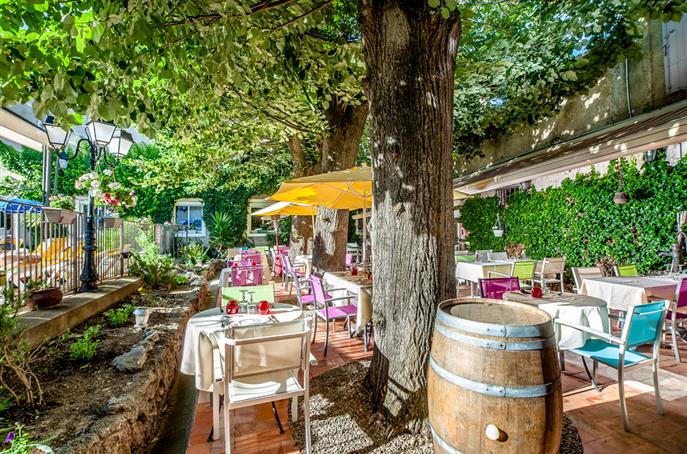 Terrasse ombragée au Restaurant O'33 aux environs du Cap d'Agde