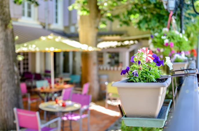 Terrasse fleurie au Restaurant O'33 près de Narbonne