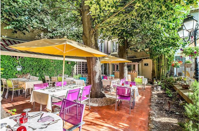 Terrasse ombragée du Restaurant O'33 dans l'Hérault