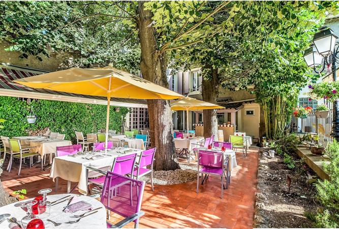 Terrasse ombragée au Restaurant O'33 aux environs de Béziers